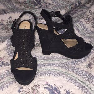 Black wedges